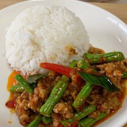 ข้าวผัดพริกเเกงเนื้อสับๆใส่ถั่วผักยาว+ไข่ดาว