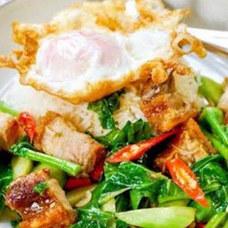 ข้าวคะน้าหมูกรอบ+ไข่ดาว