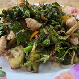 ไก่ผัดใบยี่หร่า