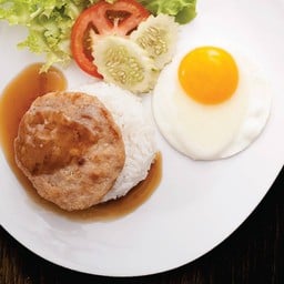 ข้าวหมูเบอร์เกอร์ราดซอส+ไข่ดาว (ปกติ)
