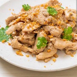 ไก่ผัดกระเทียมราดข้าว