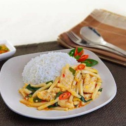 ข้าวราดผัดกระเพราหน่อไม้