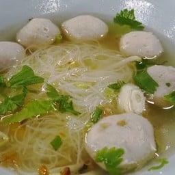 ก๋วยเตียวลูกชิ้นหมู