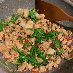 กะเพราหมูสับ+หมูชิ้น (กับข้าว)