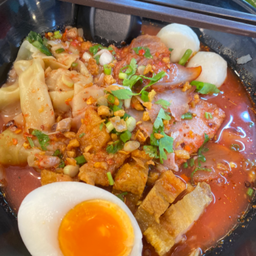 บะหมี่เกี๊ยวหมูแดง หมูกรอบ เย็นตาโฟทรงเครื่อง
