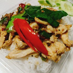 ปลาหมึกผัดพริกขี้หนูราดข้าว