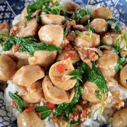 ข้าวกระเพรา(ลูกๆๆๆชิ้นหมู)+ไข่ดาว