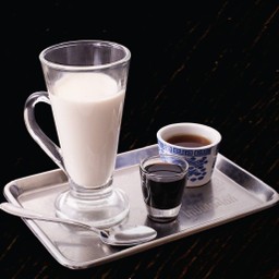 นมถั่วเหลืองผสมน้ําตาลอ้อย ร้อน