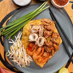 ผัดไทห่อไข่รวม(ไก่+กุ้ง+หมึก+หอยแมลงภู่+หอยลาย)