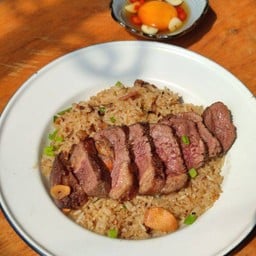 ข้าวผัดมันเนื้อแองกัสซูวี ไข่ดองน้ำปลา