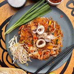 ผัดไทห่อไข่ปลาหมึก