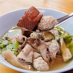 ต้มเลือดหมู ก๋วยจั๊บ ก๋วยเตี่ยวเป็ด ตลาดท่าอิฐ
