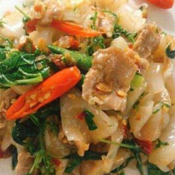 เส้นใหญ่ผัดขี้เมาหมู