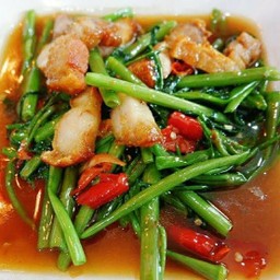 ผัดผักบุ้งหมูกรอบ (กับข้าว)