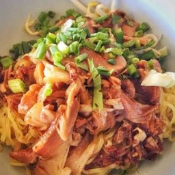 ก๋วยเตี๋ยวแห้งขาหมู