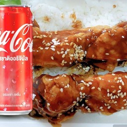 [อร่อยซ่ากับโค้ก] ข้าวไก่ไม่มีกระดูกราดซอสเกาหลี +  "โค้ก" ออริจินัล (กระป๋อง)