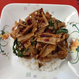 กะเพราเครี่องในไก่