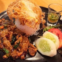 กะเพราไก่กรอบราดข้าวl