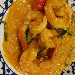 กุ้งผัดผงกะหรี่ราดข้าว