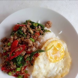 กระเพราหมูราดข้าว