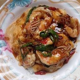 ข้าวหน้าไข่ข้นกะเพรากุ้ง