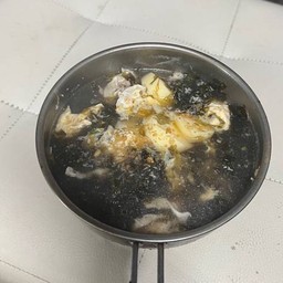แกงจืดเต้าหู้หมูสับสาหร่าย