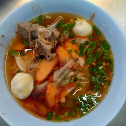 เส้นเล็กหมูแดงต้มยำ