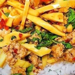 ผัดกระเพาใส่หน่อไม้ ราดข้าว