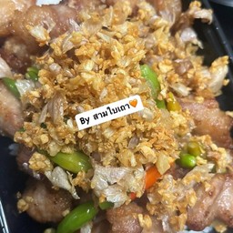 ข้าวสามชั้นทอดกระเทียมพริกขี้หนูสด