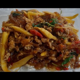 กะเพราวุ้นเส้นหม่าล่าใส่หน่อไม้เหลือง