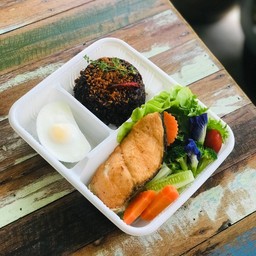 ข้าวน้ำพริกคั่วแซลม่อนไข่ดาวน้ำ