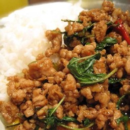 กระเพราหมูสับราดข้าว