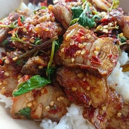 กะเพราหมูกรอบ กับข้าว