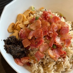 ข้าวผัดกระเทียมเบค่อน ซอสทรัฟเฟิล