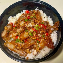 ข้าวด้งหมูกรอบคั่วพริกเกลือ