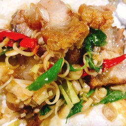 หมูกรอบผัดตะไคร้(กับข้าว)