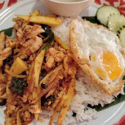 ผัดพริกแกงไก่ชิ้น หน่อไม้ +ไข่ดาว