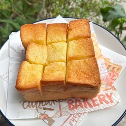 ขนมปังโทสต์ เปล่าลูกค้าเลือกหน้าใส่ได้เลยนะคะ