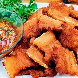 หมูสามชั้นทอดน้ำจิ้มแจ่ว1ขีด