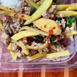 ผัดกะ้พราหน่อไม้ใส่หมูสับราดข้าว