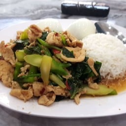 ผัดคะน้า ราดข้าว