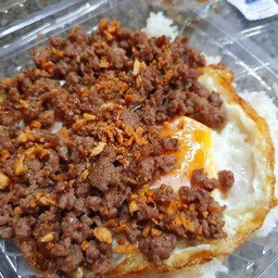 เนื้อบดโคขุนทอดกระเทียมราดไข่ดาวแฝด
