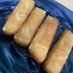 ข้าวเหนียวทอดราดน้ำตาลแดง