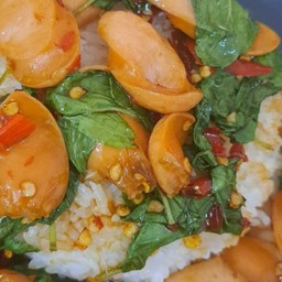 ข้าวกระเพราไส้กรอก