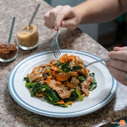 เส้นใหญ่ผัดซีอิ๊วหมู(ใส่กุ้งแห้งทอด)