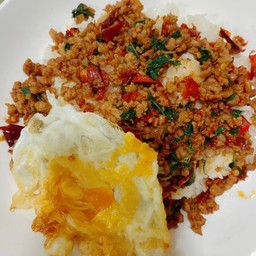 กะเพราหมูไข่ดาว