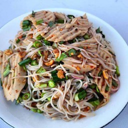 ยำขนมจีนหมูยอ