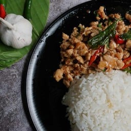 กะเพราหมูสับราดข้าว