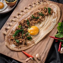 โตเกียวไส้กะเพราไก่ไข่ดาว