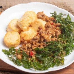 กะเพราหนูสับเต้าหู้ไข่ทอด กับข้าว